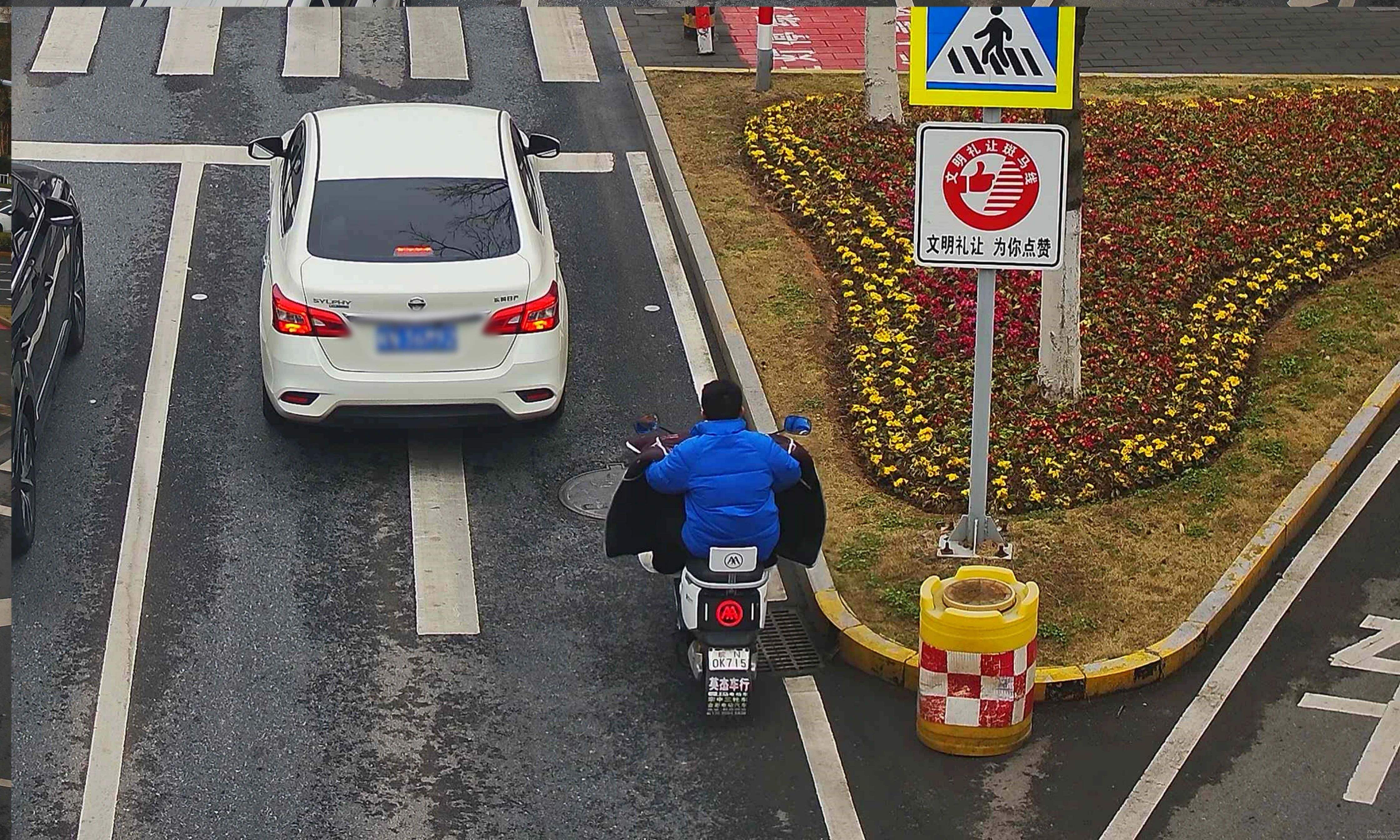 �ع⣡������ͷ�ĵ���һĻ��